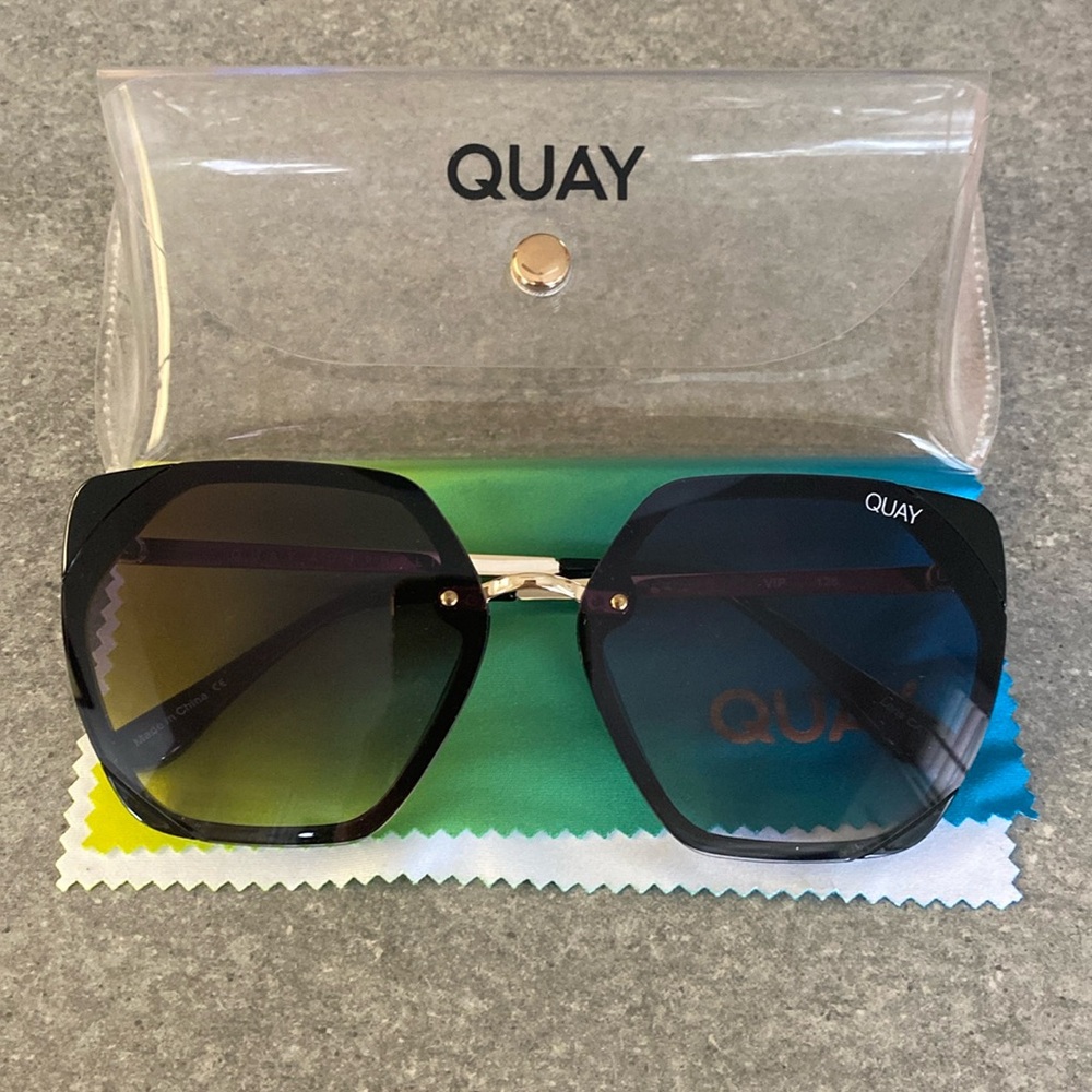 Quay vip sunglasses with case & cleaning cloth